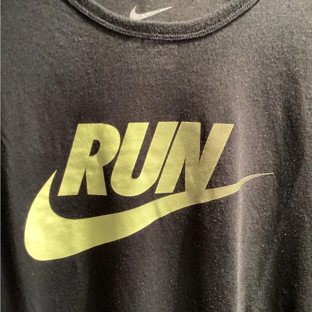 The Nike Tee Run Dri-FIT Graphic Logo Short Sleeve T-Shirt Men's Size Large